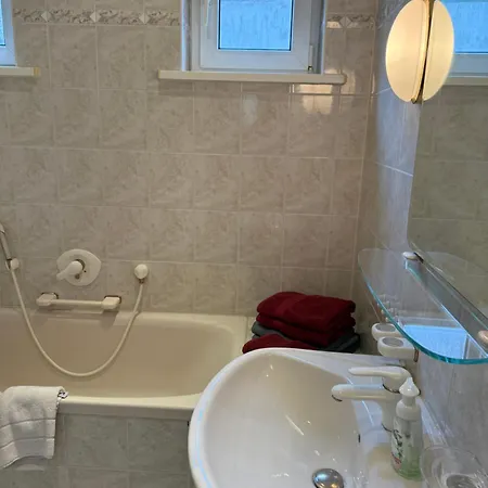 Fuer Familientreffen Mit Grossem Garten, 4 Schlafzimmer, 2 Baeder, Parkplaetze בית נופש ארפורט